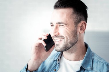 Gülümsemesi gösteren yakışıklı esmer erkek