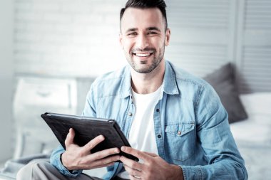 Portre çekici adam seni izliyorum