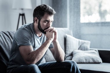 Depresif adam derin düşünceler içinde olmak sakallı
