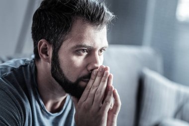 Tanrı yardımcım olsun. Gelecek hakkında düşünme, dört gözle ve ağzını kapsayan yakışıklı adam