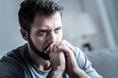 Kızgın sakallı adam dört gözle