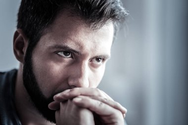 Derin düşünceler içinde olmak yakışıklı erkek yakın çekim