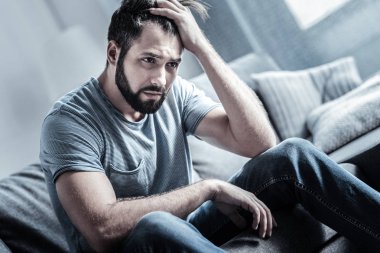 Genç adam sorun hakkında düşünürken surat