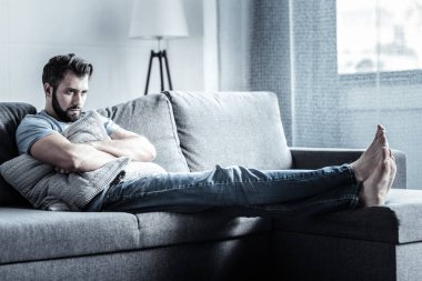 Yastığının kucaklayan negatif memnun esmer