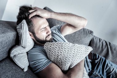 Negatif memnun esmer acı baş ağrısı