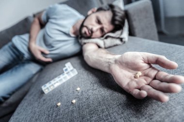 O erkek elinde olmak haplarla fotoğraf duruldu