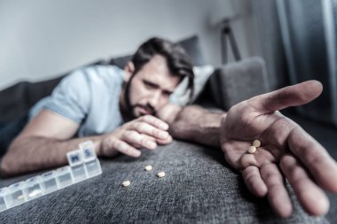 Hayal kırıklığına uğramış erkek kişi tablet alacak