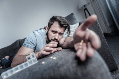 Kızgın genç adam kötü hissediyor