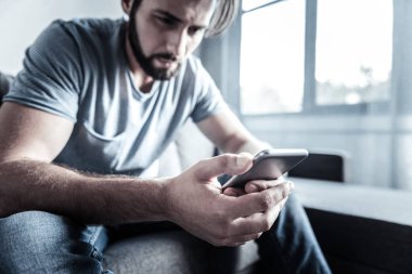 Negatif memnun adam kontrol posta kutusu