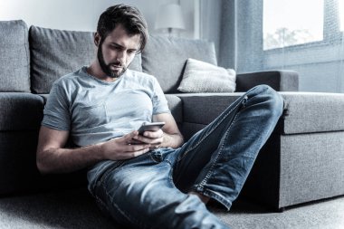 Ciddi sakallı freelancer yazarak mesaj