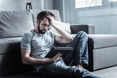 Negatif memnun sakallı erkek having baş ağrısı