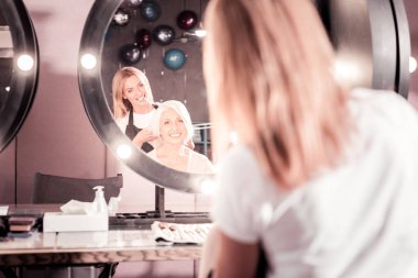 Modern saç yapıyor olumlu memnun kadın