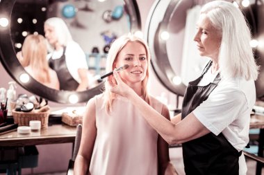 İşyerinde olmak ciddi güzellik uzmanı