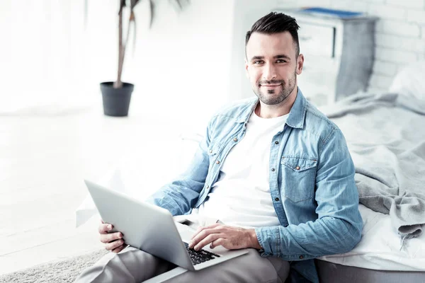 Beau homme regardant droit devant la caméra — Photo