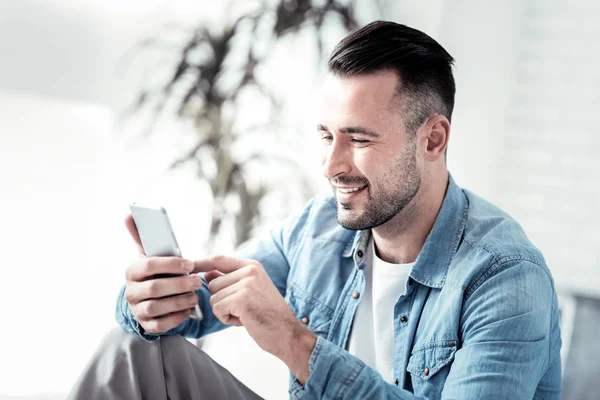 Relajado joven escribiendo mensaje —  Fotos de Stock