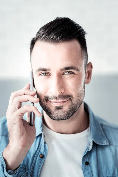 Giovane uomo deliziato parlando per telefono — Foto Stock