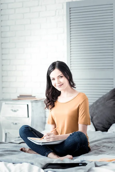 Positieve brunette vrouw werken met plezier — Stockfoto