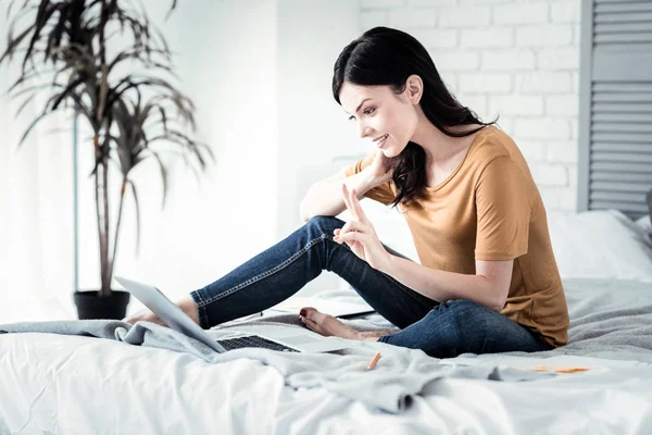 Persona femminile felice positiva che comunica online — Foto Stock