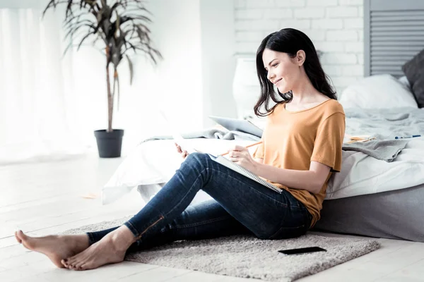 Alegre persona femenina haciendo su trabajo — Foto de Stock