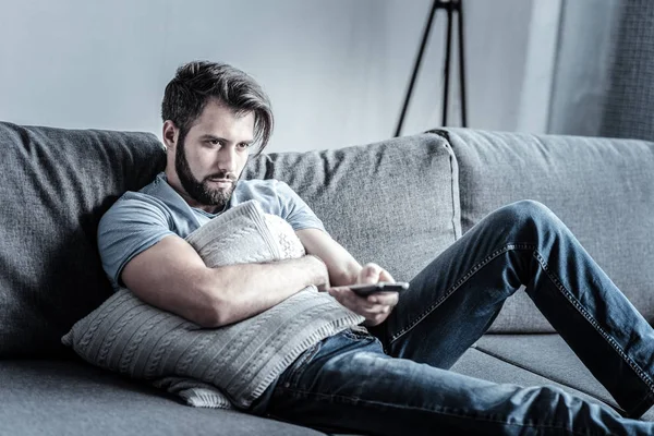 Bărbat cu barbă supărat uitându-se la TV — Fotografie, imagine de stoc