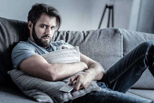 Persona masculina atractiva siendo decepcionado —  Fotos de Stock