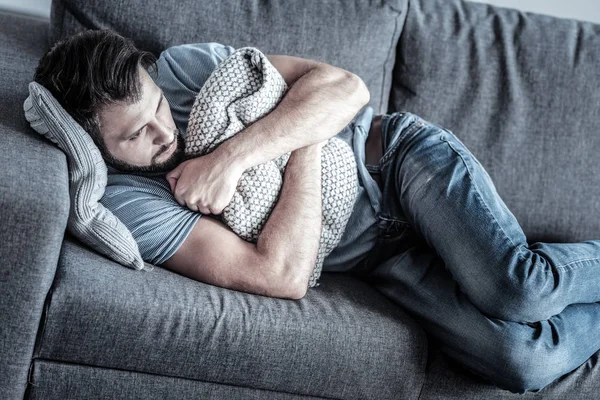 Deprimerad brunett spendera helg hemma — Stockfoto