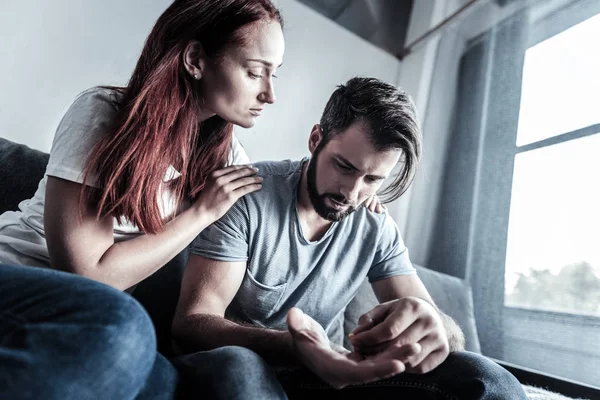 Selbstbewusste junge Frau umarmt ihren Partner — Stockfoto