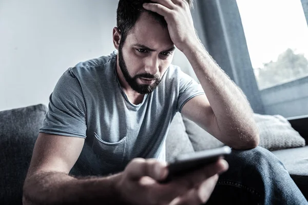 Bu ciddi adam yakın çekim sorunu