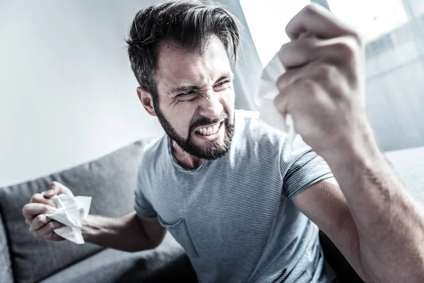 Uomo barbuto arrabbiato che dimostra le sue emozioni — Foto Stock
