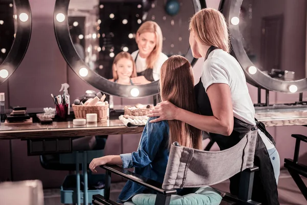 Söt flicka besöka hennes favorit salong — Stockfoto