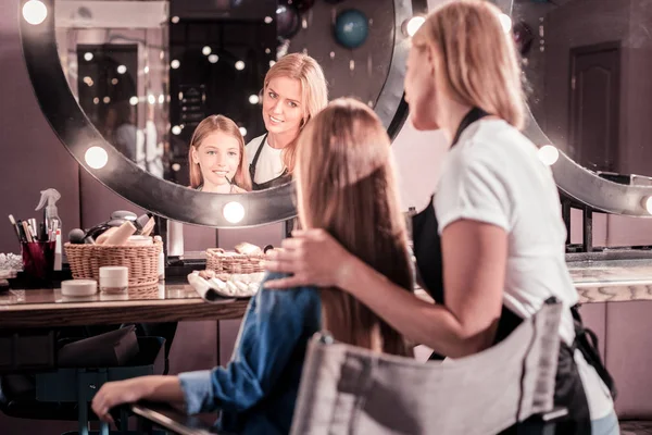 Selbstbewusste Visagiste, die ihren Job mit Vergnügen macht — Stockfoto