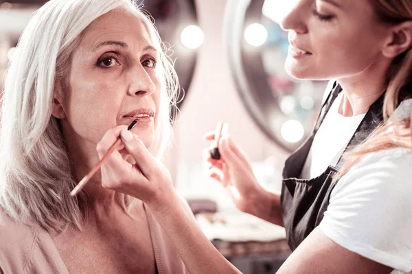 Pozitivní radost kosmetička stojící vedle její klient — Stock fotografie