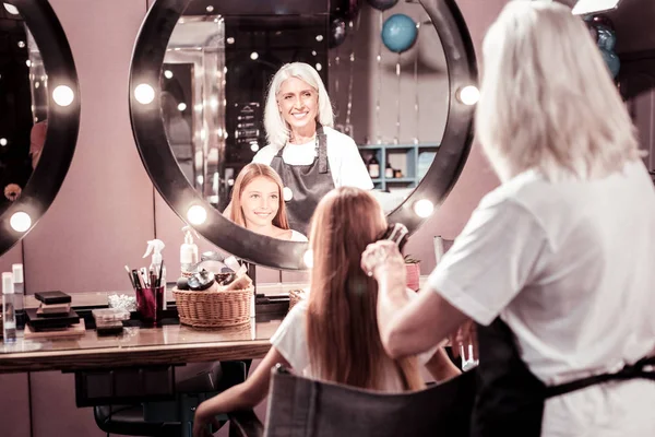 Kompetente Friseurin, die ihren Kunden bedient — Stockfoto