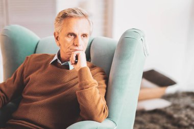 İlgili duygu yaşında emekli işadamı