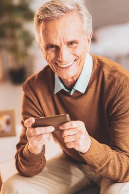 Komik fıkralar. Onun torunları son derece komik şakalar için dinlerken gülen mutlu gülümseyen adam