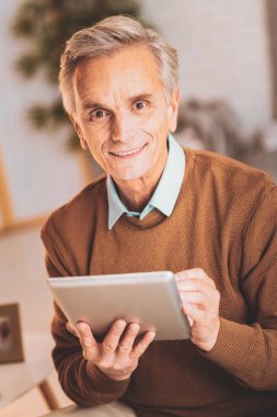 Yaşlı adam tablete süre alışveriş online ilham duygu