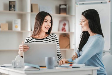 Serbest meslek yüksek mahkemeye yapılan rica. Görevler için yararlı usta yardımcısı vererek çizgili gömlek giymiş çekici serbest meslek