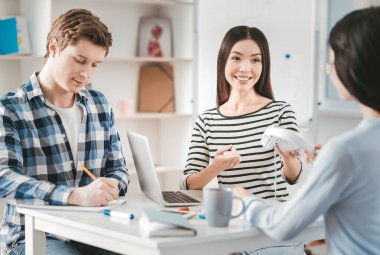 Rüya takımı üç genç insan kaynak yöneticileri umut verici