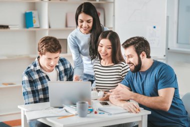 Yeni projede çalışan dört reklam uzmanları