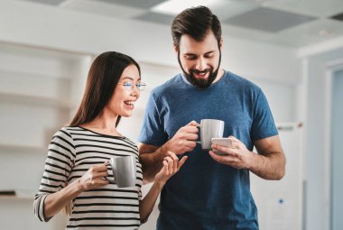 Esmer kadın duygu mutlu görmek kutlama mektubu