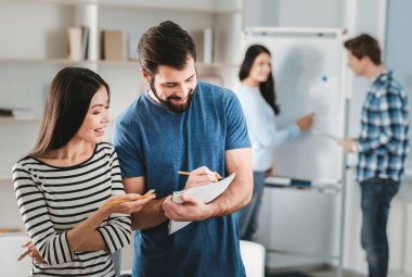 Esmer Sekreter notlar onun Şef için dinleme