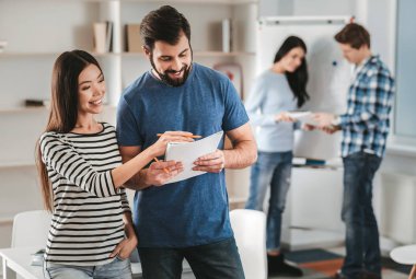 Onun yardımcısı konuşuyor siyah ve beyaz gömlek giymiş kadın