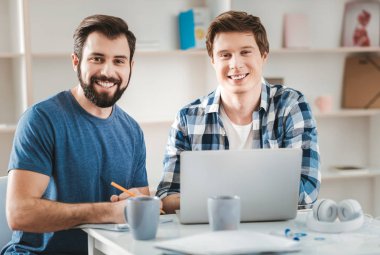 İki öğrenci birlikte eve ödev yapmak