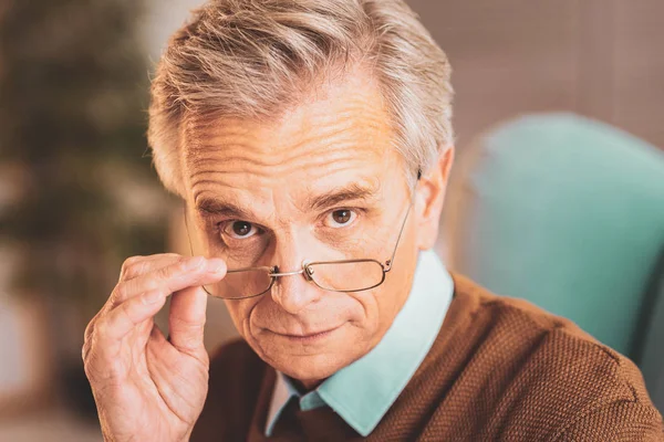 Considerado anciano con gafas —  Fotos de Stock