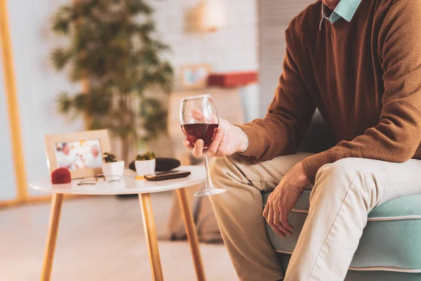 Homem respeitoso bebendo vinho tinto desfrutando de boa noite — Fotografia de Stock