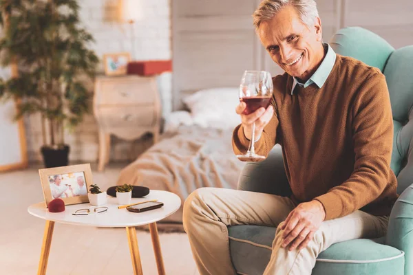 Homem aposentado bebendo vinho comemorando seu aniversário — Fotografia de Stock