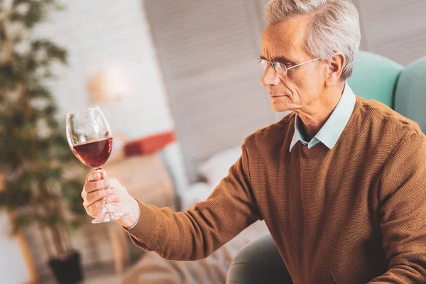 Experto en vino profesional mirando una copa de vino tinto — Foto de Stock