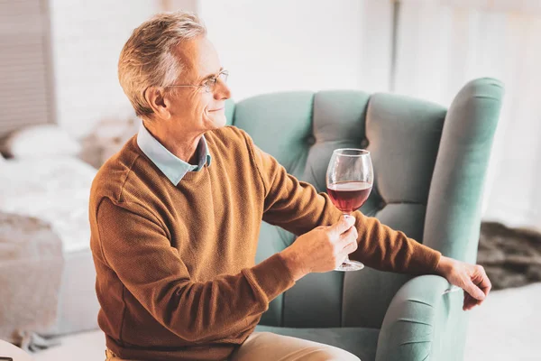 Amado marido bebendo vinho com sua família — Fotografia de Stock