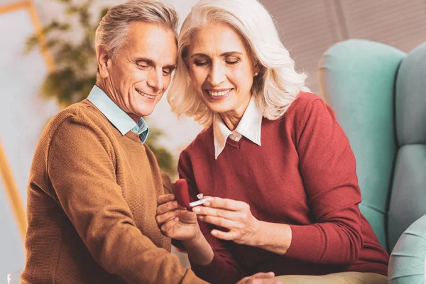 Nöjd äldre par tittar på fin ring — Stockfoto
