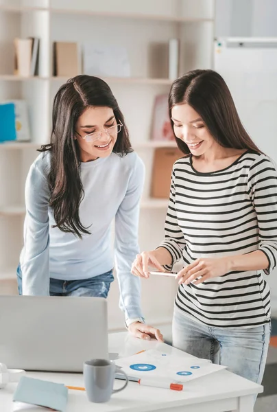 Zwei vielversprechende Geschäftsfrauen arbeiten an ihrem Businessplan — Stockfoto